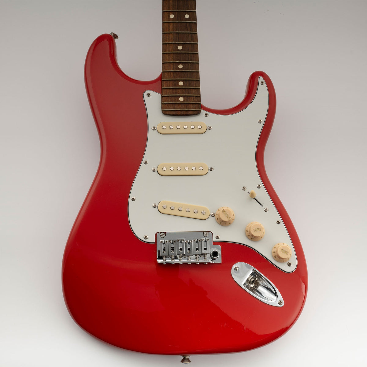 Musiclily Basic Pre-wired Loaded Standard ST-SSS Pickguard with Ceramic Magnet Single Coil Pickups Set for Strat Style Electric Guitar