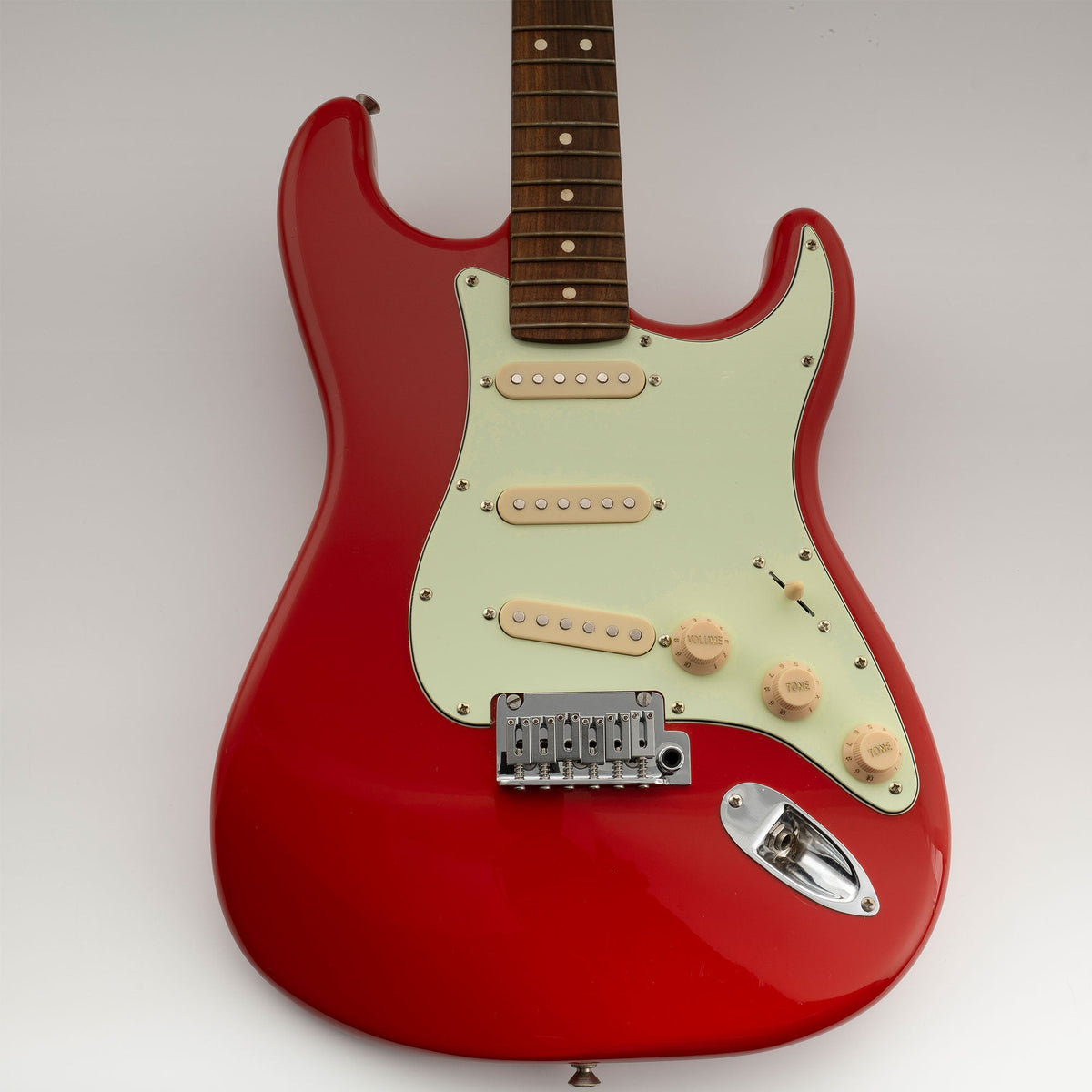 Musiclily Basic Pre-wired Loaded Standard ST-SSS Pickguard with Ceramic Magnet Single Coil Pickups Set for Strat Style Electric Guitar