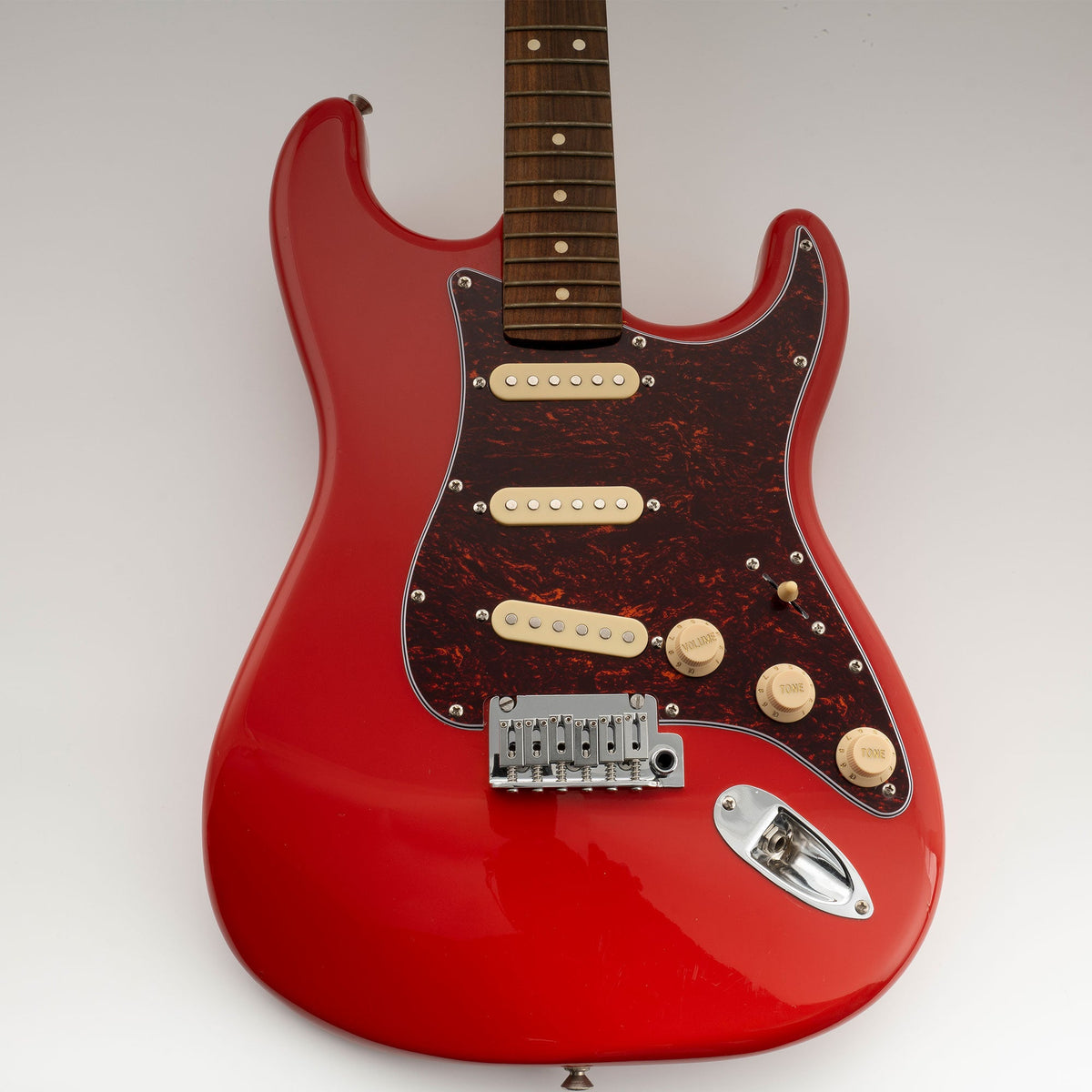 Musiclily Basic Pre-wired Loaded Standard ST-SSS Pickguard with Ceramic Magnet Single Coil Pickups Set for Strat Style Electric Guitar
